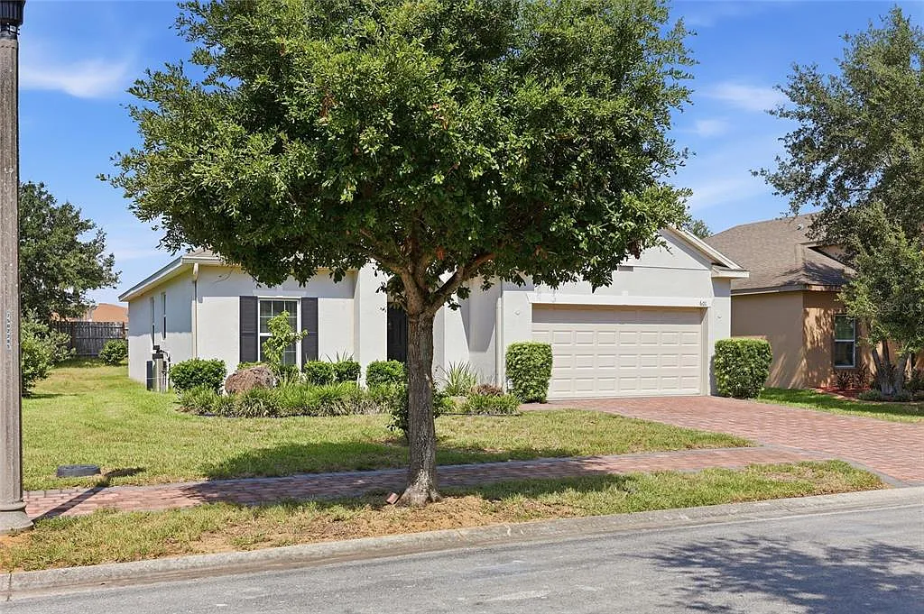 3 bed, 2.0 bath, 1692 sqft, $2,300 — Photo 2