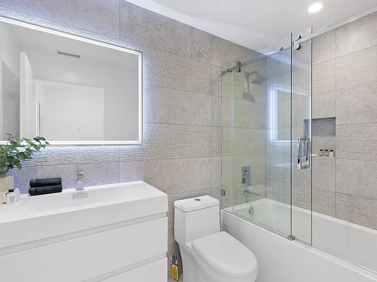 Upstairs Guest Bedroom En Suite Bathroom