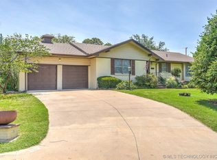 202 E Saddlerock Rd S, Sand Springs, OK 74063