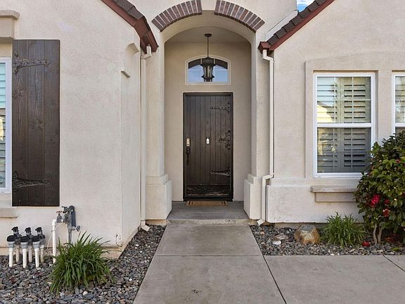 3rd image of 1605 Epping Ave