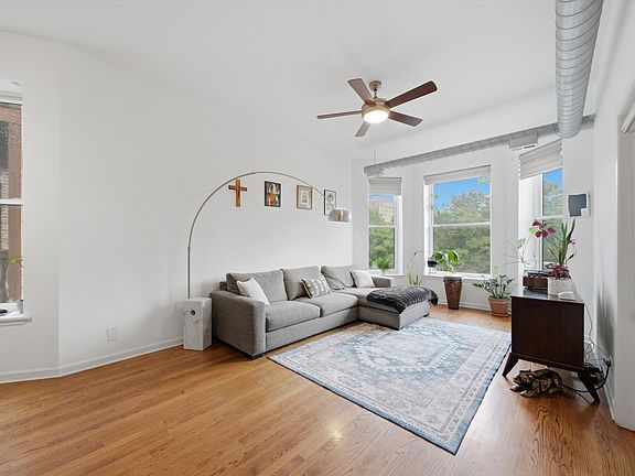 4th image of 1048 W Foster Ave #E