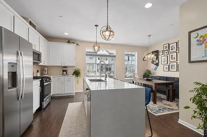 3 bed, 2.5 bath, 1932 sqft, $3,570 — Photo 2