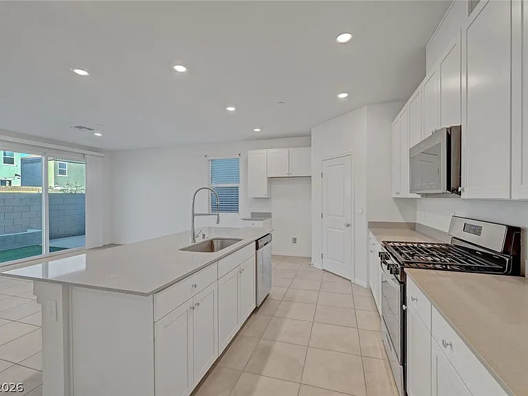 8454 Vacarez Dr — Photo 16