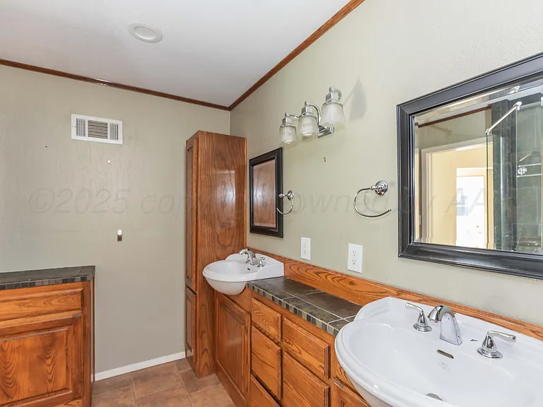 2601 S Ong St — Photo 21