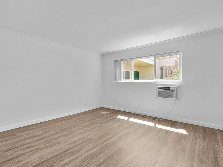 Encino Park West Apartments — Photo 32