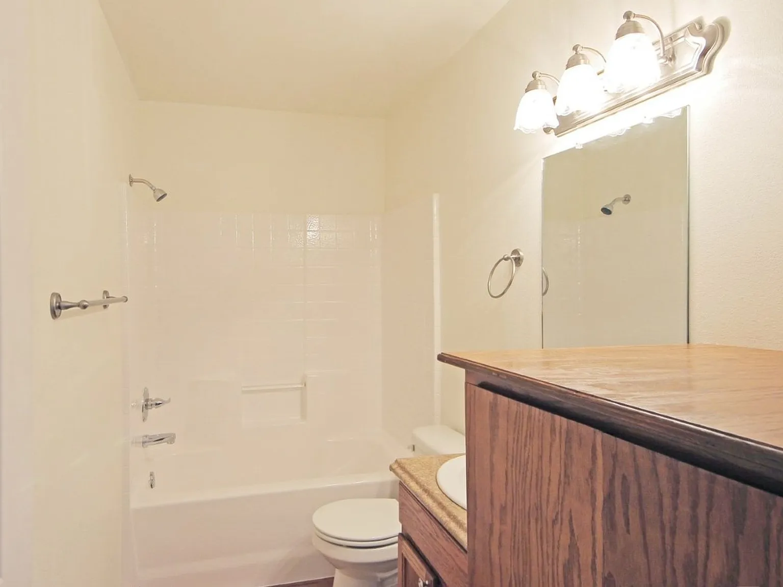 Fox Valley Apartments — Photo 2