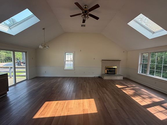 4th image of 44 Plain St