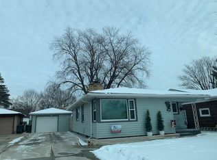 807 N Roosevelt Ave, Oconomowoc, WI 53066