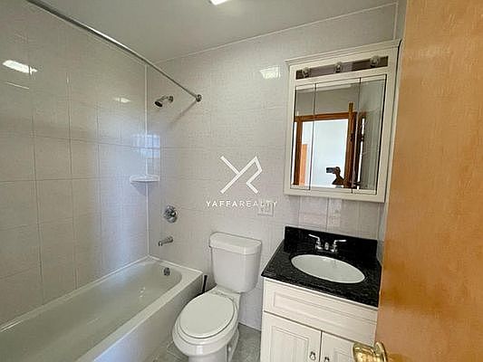 4th image of 209 Wilson Ave APT 3L