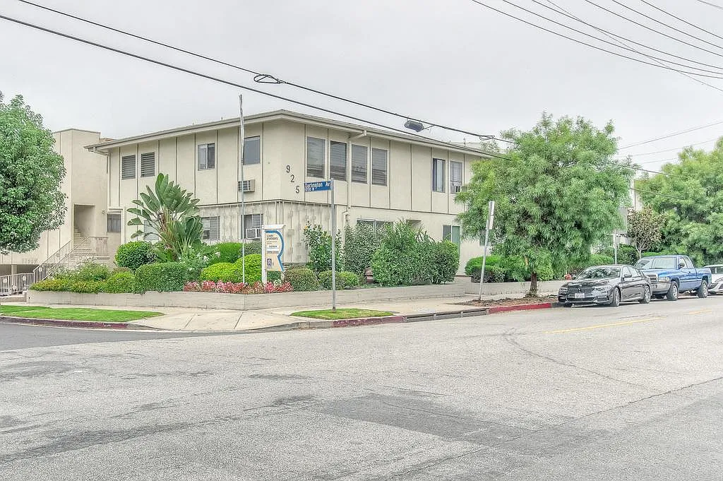S Barrington Ave, Los Angeles — Photo 2