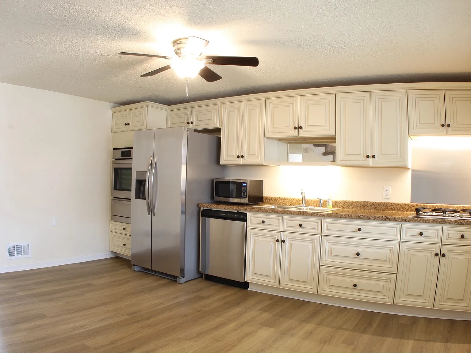 3 bed, 1.5 bath, 1024 sqft, $2,050 — Photo 3