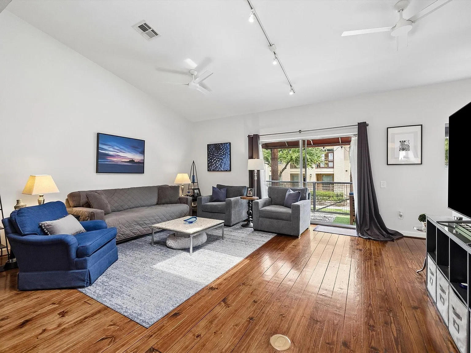 3 bed, 2.0 bath, 1517 sqft, $2,400 — Photo 4