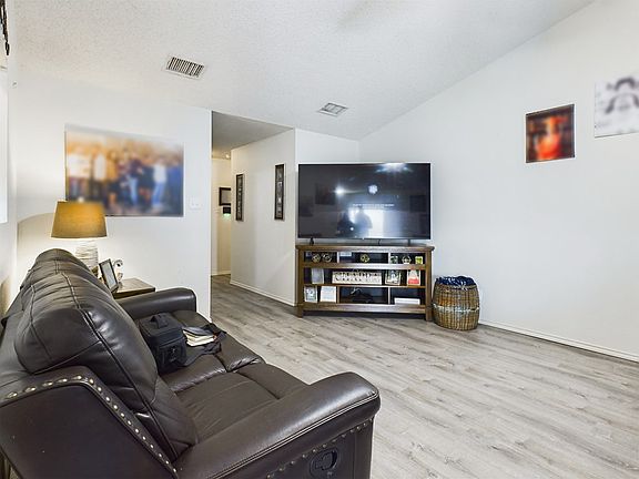 5th image of 1309 Elmo Ln