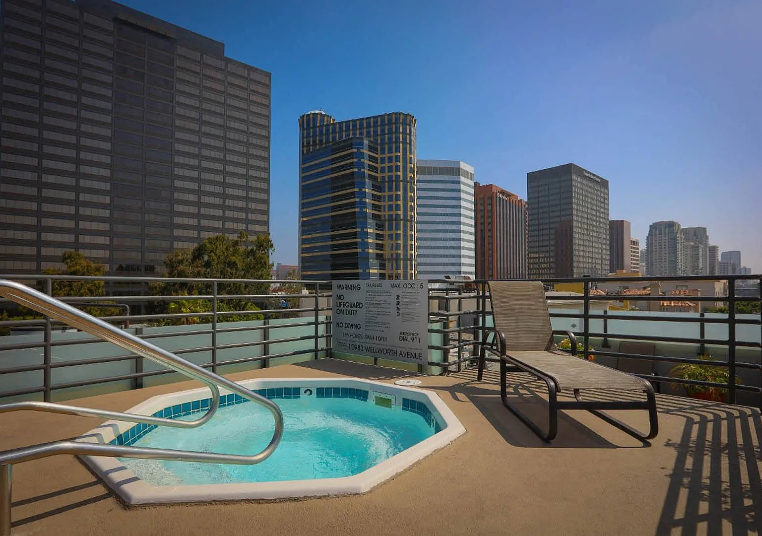 The Plaza Apartments — Photo 1