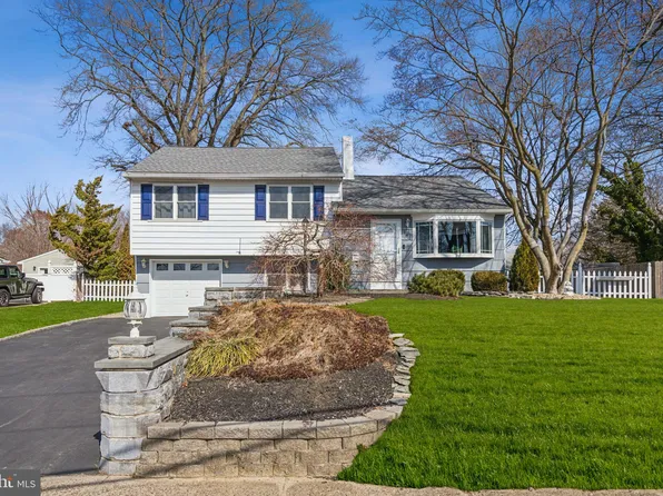 141 Hawthorne Dr, Mount Holly, NJ 08060