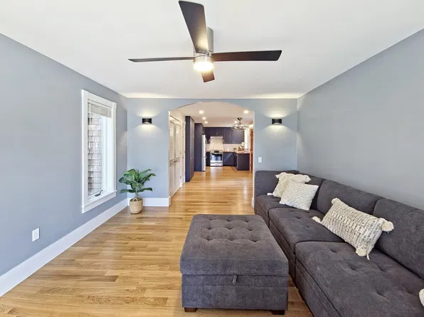 10 Squeteague Harbor Rd, Cataumet, MA 02534
