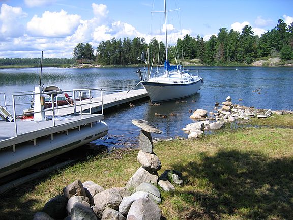 No one 30' Clipper on Lake.