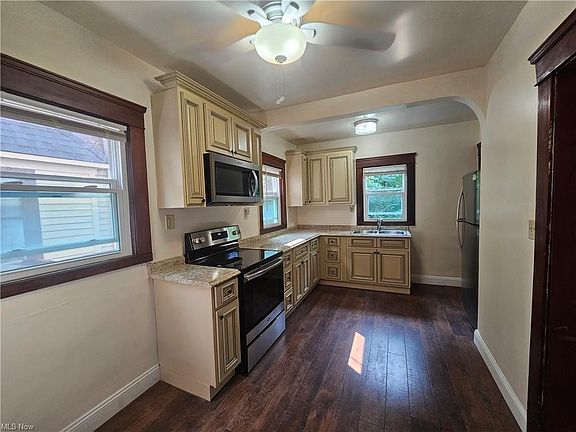 4th image of 8906 Tioga Ave