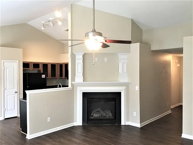 517 Lindsborg Trl — Photo 6
