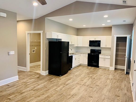 4th image of 127 Peachtree Ln #3