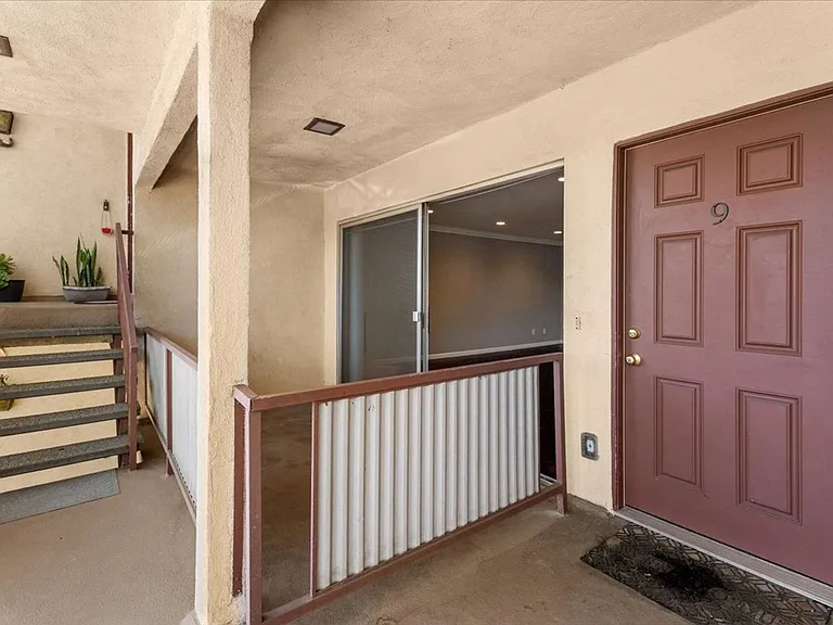 5232 Fairview Blvd — Photo 1