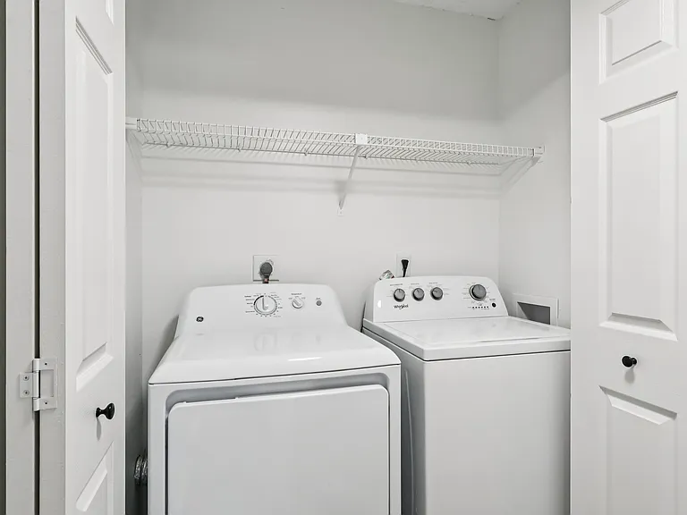 Lakeside Glen Apartments — Photo 10
