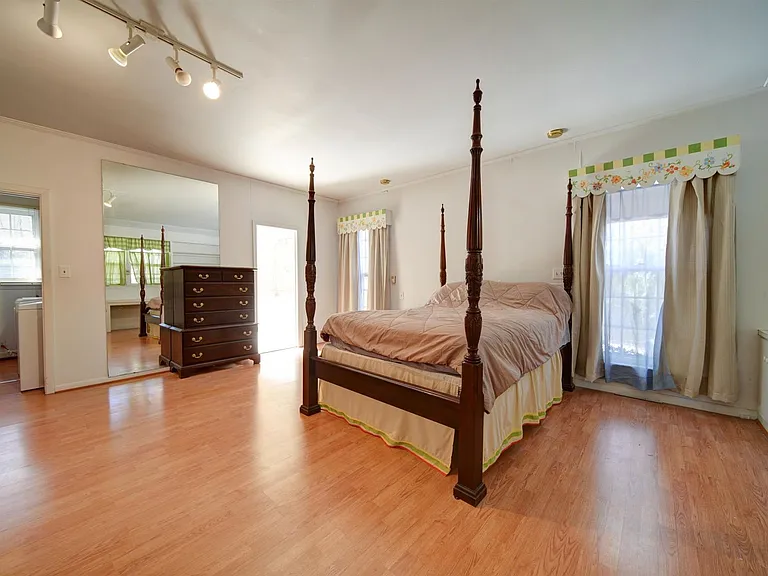 910 Basilwild Dr — Photo 12