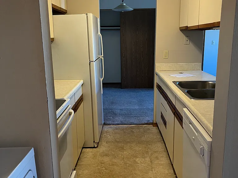 810 Benton Dr — Photo 4