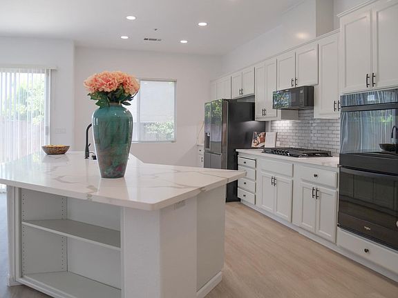 4th image of 105 Red Clover Way