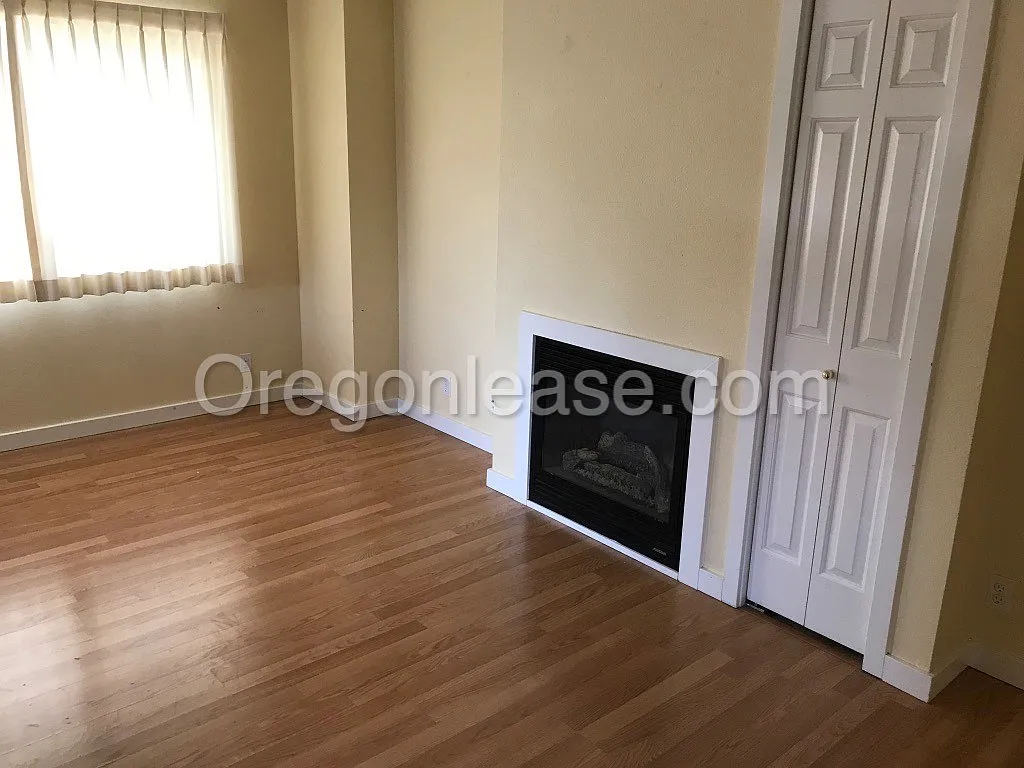Blocks from UO! 2 bedroom 1 bath with in unit laundry and off street parking. Available 8/24/2024 — Photo 3