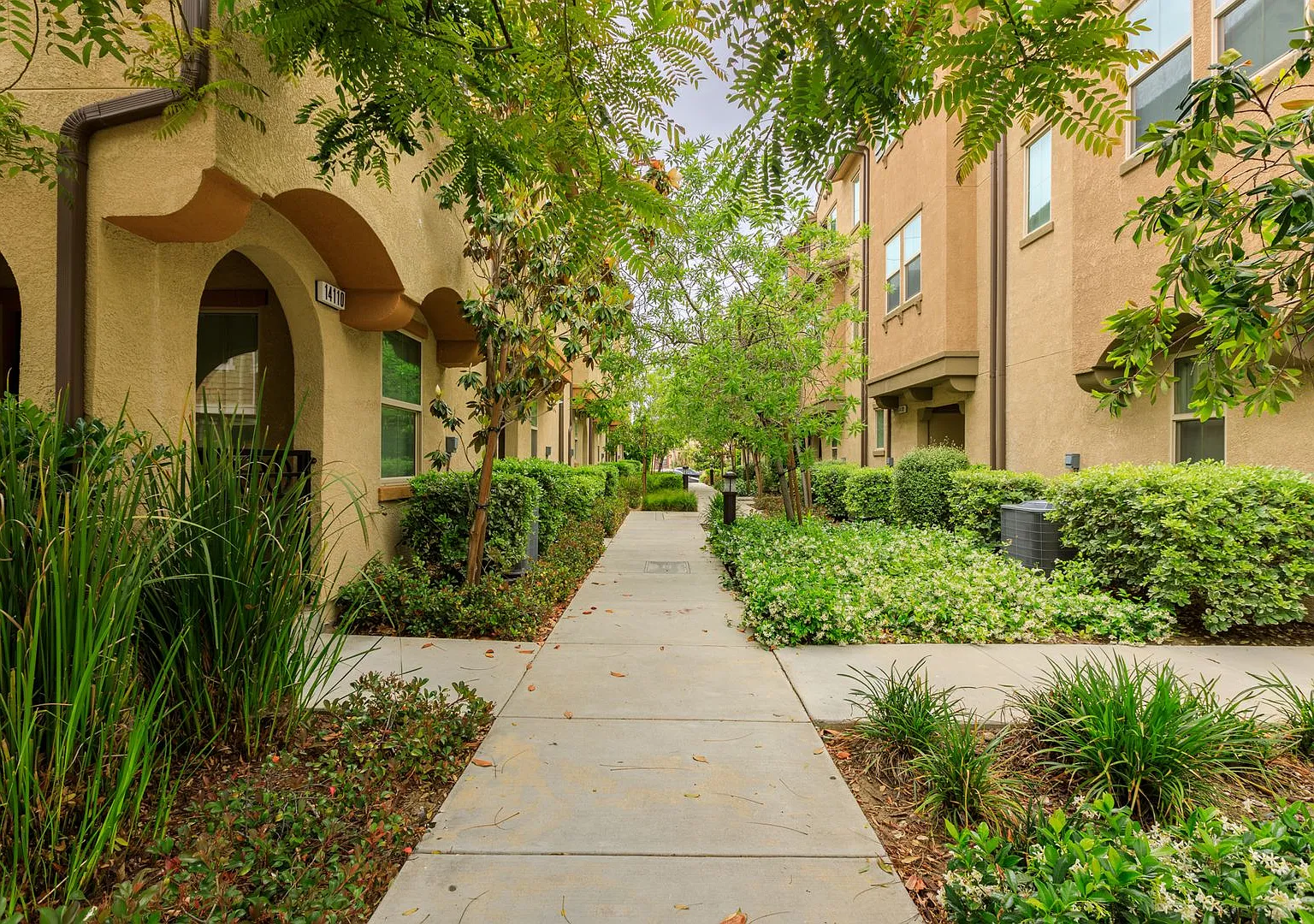 Amazing 3 Bd/ 3 Ba Townhome in Van Nuys! — Photo 3