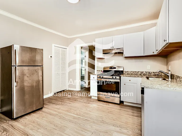974643_007_kitchen_13960229.jpg