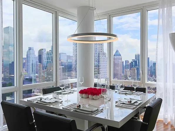 160 W 62nd St, New York, NY