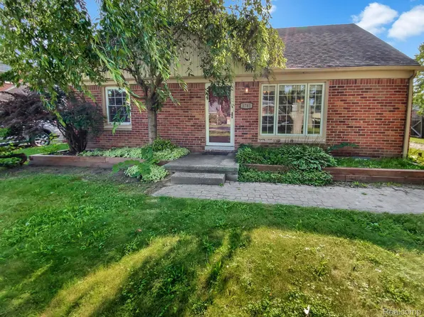 1781 Beverly St, Keego Harbor, MI 48320