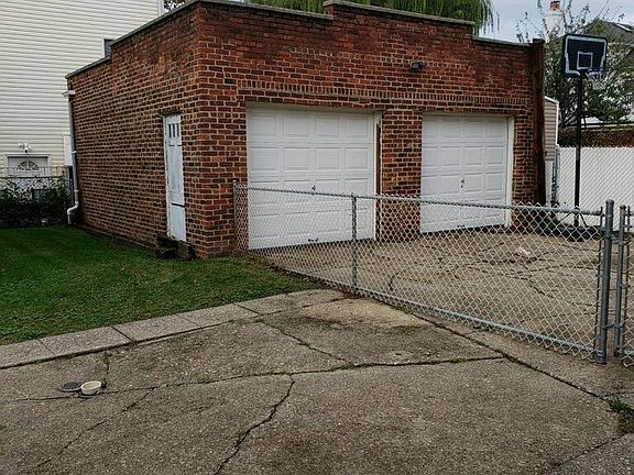 5th image of 415 McClean Ave
