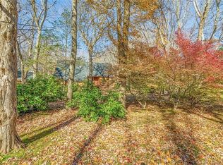 25 Brookwood Dr, Woodbridge, CT 06525