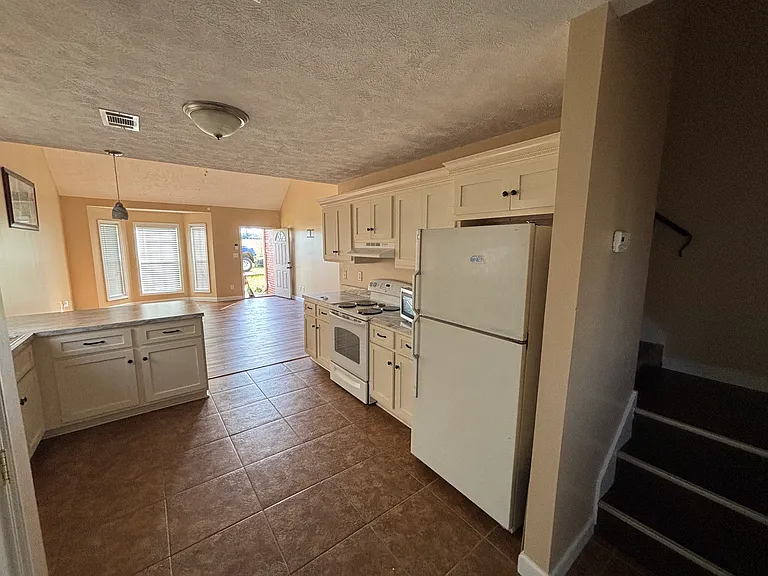 587 Mitchell St — Photo 6