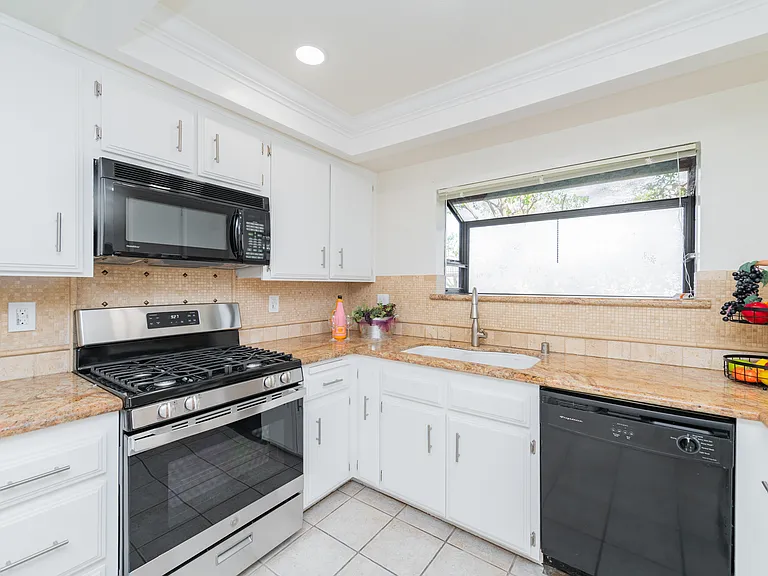 5212 Berkshire Way — Photo 9