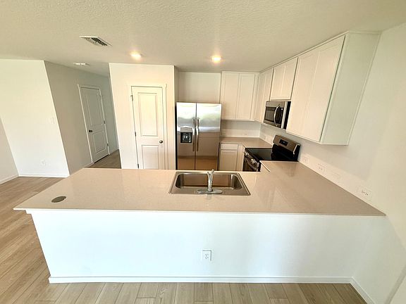 5th image of 868 Lynx St