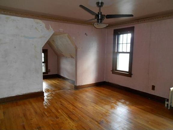 4th image of 414 Roosevelt Ave