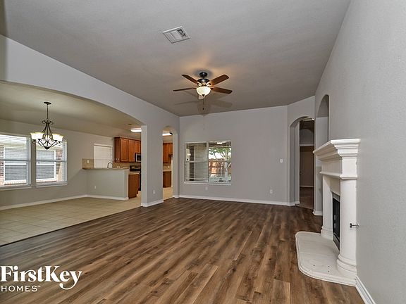 3rd image of 1628 Castle Creek Dr