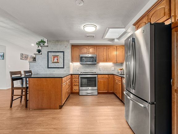 4th image of 60 Eaton Rd