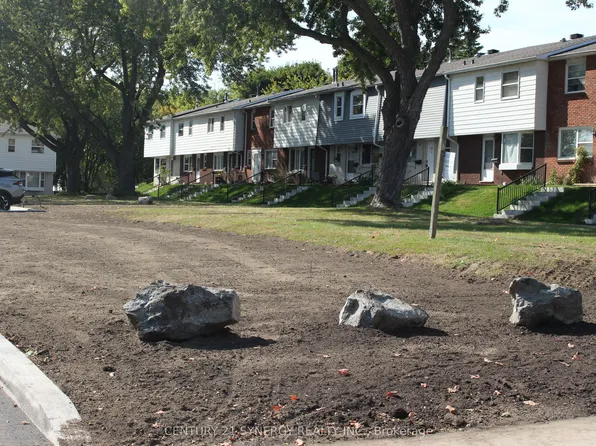 662 Hochelaga St, Ottawa, ON K1K 2E9