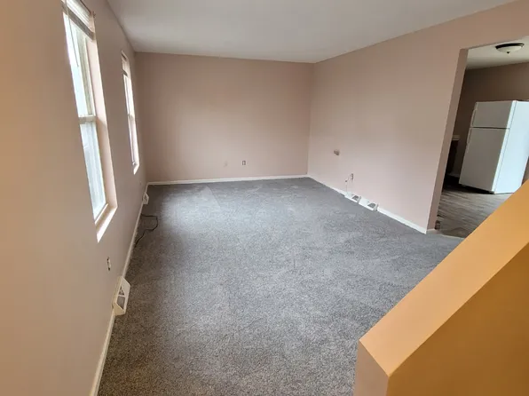 7 Fitzpatrick Ln, Chicopee, MA 01020