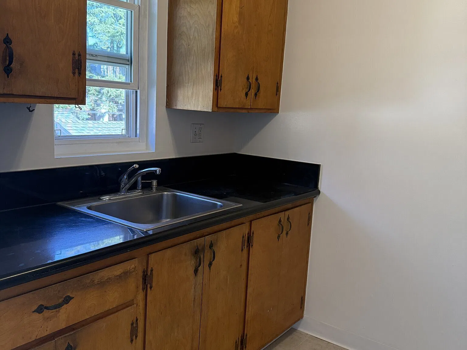 Great Location near Downtown with new carpet and paint throughout — Photo 3