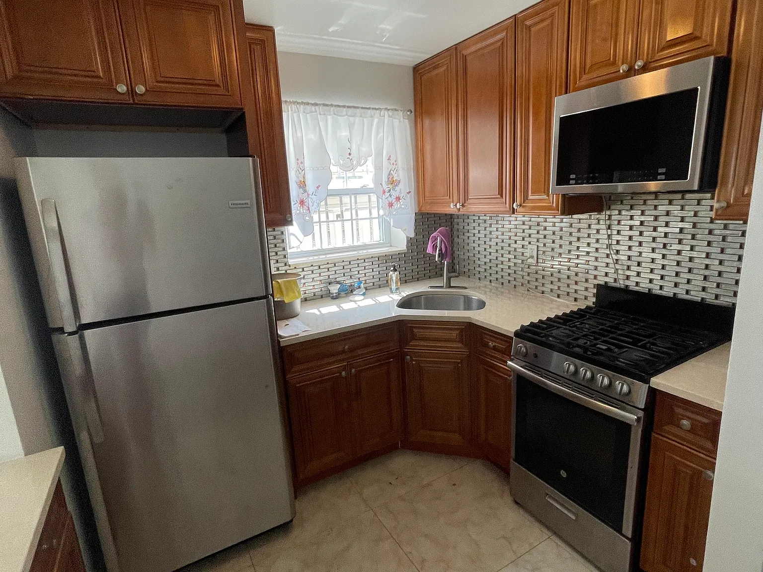 3 bed, 1000 sqft, $3,200 — Photo 4