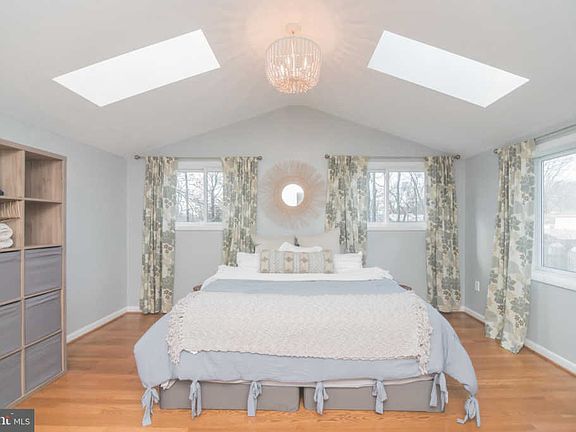 4th image of 905 Sterling Ct