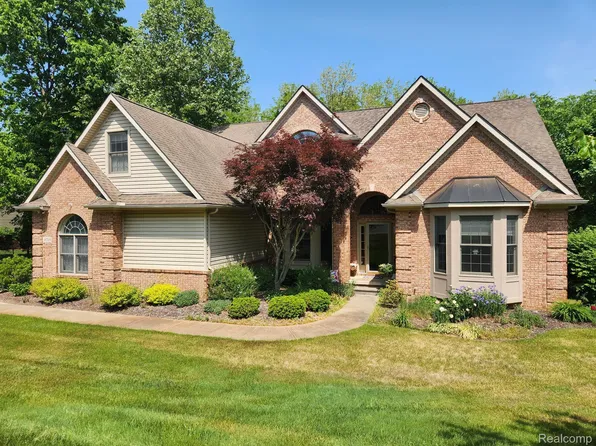 4725 Caroga Dr, Pinckney, MI 48169