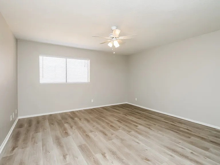 555 W Spur Ave — Photo 12