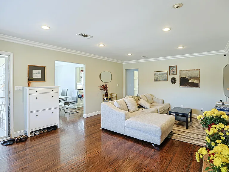313 E 11th St #6267274877 — Photo 34